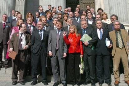 Los partidos que han votado hoy a favor del Estatuto, con la presencia de ERC, que lo ha rechazado, se hacen la foto de familia a las puertas del Congreso.