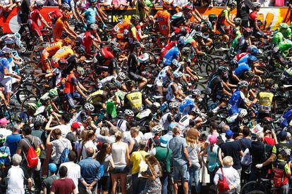 Los ciclistas del Giro de Italia esperan que se inicie la carrera en Bagno.