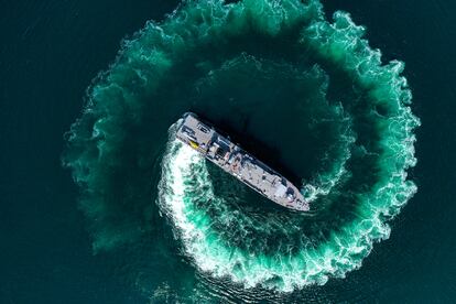 Una vista aérea de un barco dragaminas de la Armada turca en plenas maniobras, este martes. 