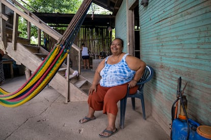 Dinora Ruiz es la presidenta del patronato y la representante más antigua de la comunidad, donde un total de 145 casas se perdieron bajo el barro. En el tejado de su vivienda salvaron la vida decenas de personas durante las inundaciones de los huracanes Eta e Iota.  