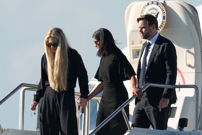 El vicepresidente J.D. Vance, Usha Vance y Erika Kirk acompañaron el cuerpo de Charlie Kirk.