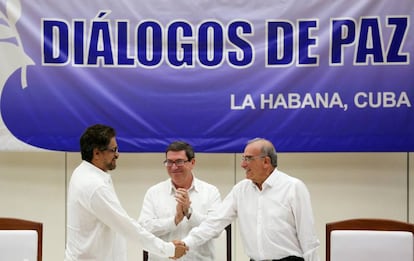 Los negociadores del Gobierno y las FARC, tras el anuncio del acuerdo.