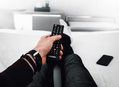 Uso de un mando a distancia para el televisor