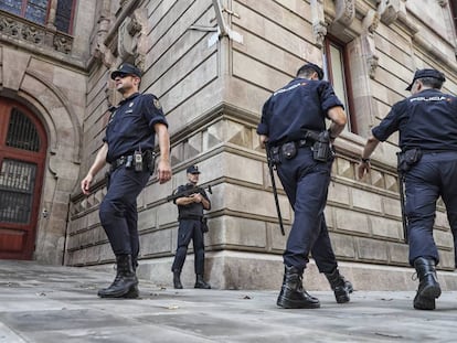 Agentes de la Policía Nacional en la sede del Tribunal Superior de Justicia de Cataluña en 2017