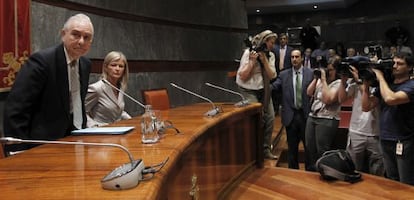 Chief Justice Carlos D&iacute;var takes his seat at a press conference.