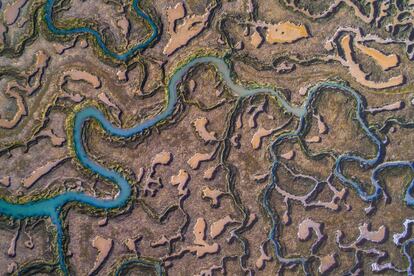 Os irmãos e fotógrafos britânicos Mike e JP Andrews, especialistas em fotografia aérea, viajam pelo mundo com seu drone DJI para fotografar uma visão mais abstrata do planeta. Na foto, Huelva, na Espanha.