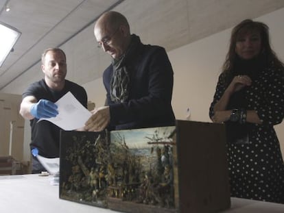 El subdirector del Museo Nacional de Escultura, Manuel Arias, descubre una de las piezas que conforman la exposición 'Figuras de la Exclusión'.