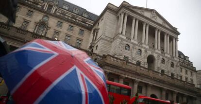 Paraguas con la bandera brit&aacute;nica, ante el Banco de Inglaterra.