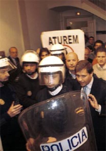La policía protege a Alberto Fernández Díaz a la salida de un acto en Reus, el pasado 25 de marzo.