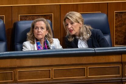 Nadia Calviño (a la izquierda) y Yolanda Díaz, en el Congreso.