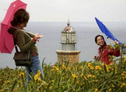 El faro de Machichaco funciona desde 1852 en este cabo cercano a la localidad de Bermeo (Vizcaya).