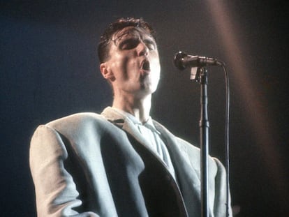 Un momento de la película 'Stop Making Sense' en el que se ve a David Byrne con su particular 'big suit' (gran traje) sobre el escenario.