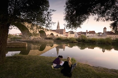 El centro histórico de Ratisbona, en el estado alemán de Baviera, donde confluyen los ríos Danubio y Regen, fue declarado patrimonio mundial en 2006 gracias a su rica arquitectura románica y gótica. Ciudad de origen medieval, con una potente industria y una de las mayores concentraciones de tabernas de Alemania, cuenta con varios iconos urbanos: la catedral de San Pedro, el puente de piedra sobre el Danubio (en la foto) o la histórica farmacia Adler-Apotheke. Presume también de la famosa mostaza dulce de Luise Händlmaier.