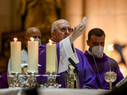 El cardenal arzobispo de Madrid y vicepresidente de la Conferencia Episcopal Española (CEE), Carlos Osoro, en la catedral de La Almudena el pasado noviembre.