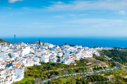 A partir de una selección inicial de 250 localidades de menos de 10.000 habitantes de toda España, los lectores de EL PAÍS eligieron el pasado otoño sus pueblos favoritos. Y entre ellos, Frigiliana, en la Axarquía malagueña, fue la más votada entre las localidades andaluzas. Ubicada junto al parque natural de las Sierras de Almijara, Tejeda y Alhama, hacia el que parten diversas rutas desde sus encaladas calles –como la de los Cahorros del río Higuerón–, en Frigiliana hay que deambular sin prisa por el ‘Barribarto’ (barrio alto), un entramado de cuestas, escaleras y callejuelas de fachadas blancas y macetas con flores de colores. Declarado Conjunto Histórico Artístico, es uno de los centros históricos de origen árabe mejor conservados en España. Más información: <a href="https://turismofrigiliana.es/es/" target="_blank">turismofrigiliana.es</a>