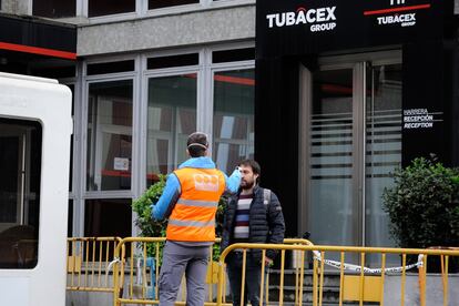 Un trabajador de Tubacex toma la temperatura a otro antes de entrar en la planta de Llodio (Álava), en una imagen de archivo.