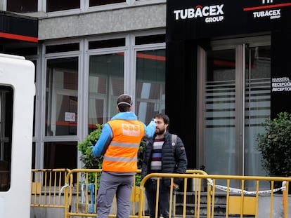 Un trabajador de Tubacex toma la temperatura a otro antes de entrar en la planta de Llodio (Álava), en una imagen de archivo.