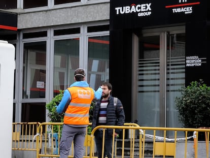 Un trabajador de Tubacex toma la temperatura a otro antes de entrar en la planta de Llodio, Álava.