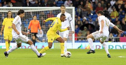 Khedira y Xabi Alonso enciman a De Guzman.