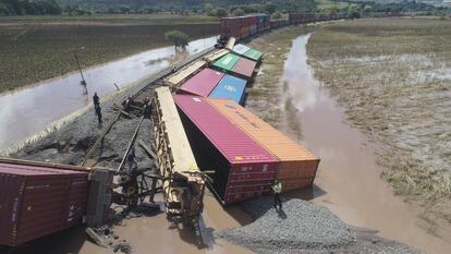 Un tren de la Kansas City Southern, descarrilado en el tramo de Morelia-Charo, tras las intensas lluvias que han afectado a México por el paso del huracán Willa.