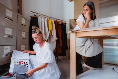 24/05/2025. La Garriga. Brunna Sedó y Natalia de León buscan los materiales que usaran en las nuevas prendas de su marca NNUA.