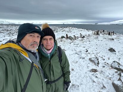 Los científicos españoles Antonio Alcamí y Begoña Aguado, en una pingüinera en la región del Mar de Weddell