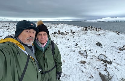 Los científicos españoles Antonio Alcamí y Begoña Aguado, en una pingüinera en la región del Mar de Weddell