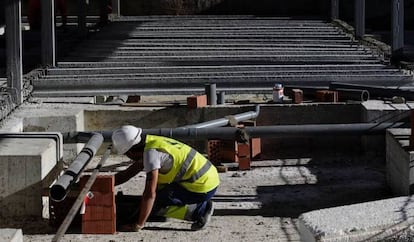 Un obrero de la construcción trabaja en una edificación en Valladolid este jueves