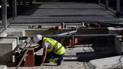 Un obrero de la construcción trabaja en una edificación en Valladolid.