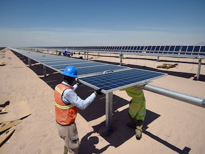 Dos operarios instalan paneles solares en Coahuila (México), en una imagen de archivo.