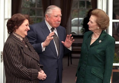 26 de marzo de 1999, el general chileno Augusto Pinochet (centro) y su mujer durante la visita que les hizo Margaret Thatcher, en su residencia en el exclusivo barrio de Wentworth, en Surrey (Gran Bretaña).