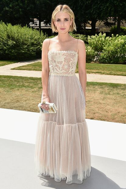 Emma Roberts eligió uno de los looks más romáticos de la lista para asistir al desfile de Dior.