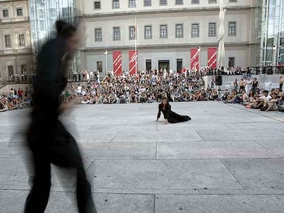 Imagen del espectáculo de danza que se representó ayer en la plaza del Museo Reina Sofía.