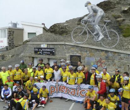 Miguel Indurain junto a los ciclistas que le homenajearon ayer en el Tourmalet.