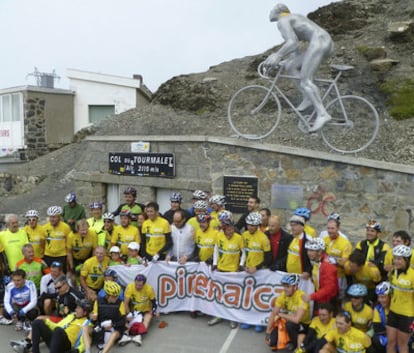 Miguel Indurain junto a los ciclistas que le homenajearon ayer en el Tourmalet.