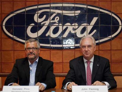 Gonzalo Pino, secretario general de UGT-Ford y John Fleming, presidente de Ford Europa.
