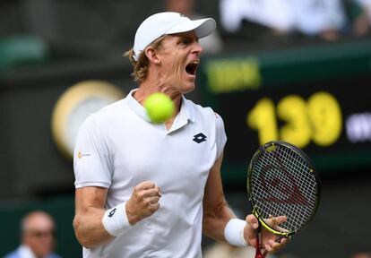 Anderson celebra un punto ante Isner durante el partido en Wimbledon. 