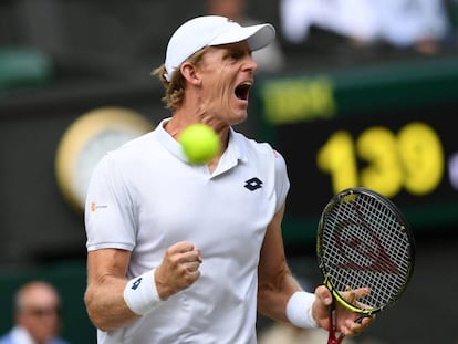 Anderson celebra un punto ante Isner durante el partido en Wimbledon. 