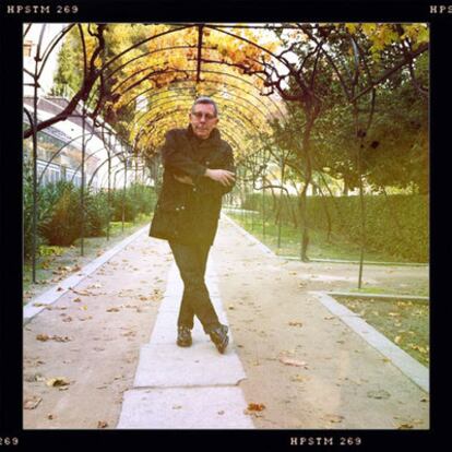 Juan Gatti fotografiado en el Jardín Botánico, su lugar favorito para pasear los domingos.