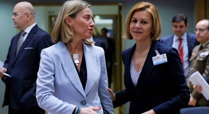 Federica Mogherini (izquierda) conversa con la ministra española de Defensa, Dolores de Cospedal, el pasado 6 de marzo en Bruselas.