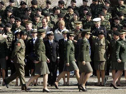 Fernández de la Vega y Bono pasan revista a las tropas junto a la cúpula militar en la base militar de El Goloso.