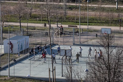 Un grupo de solicitantes de asilo juegan al fútbol en el Parque de La Gavia.
