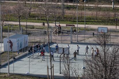 Un grupo de solicitantes de asilo juegan al fútbol en el Parque de La Gavia.