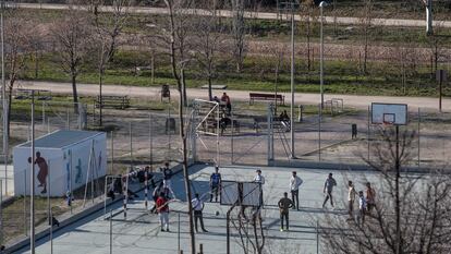 Un grupo de solicitantes de asilo juegan al fútbol en el Parque de La Gavia.