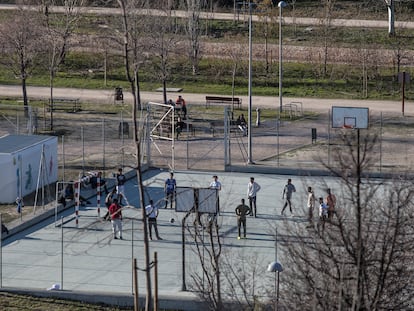 Un grupo de solicitantes de asilo juegan al fútbol en el Parque de La Gavia.