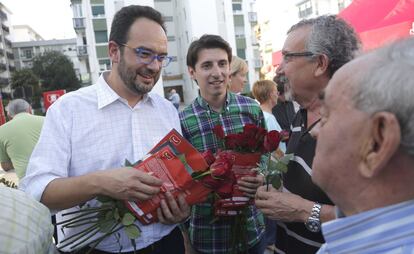 Antonio Hernando durante la campaña del Partido Socialista en San Sebastián. 