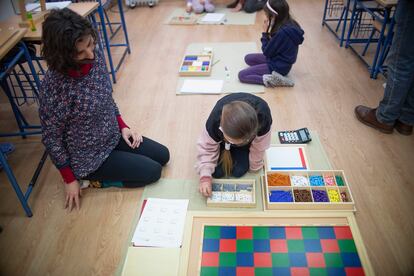 Una alumna opera en clase de matemáticas con el material Montessori, junto a su guía Marina Mestanza. 