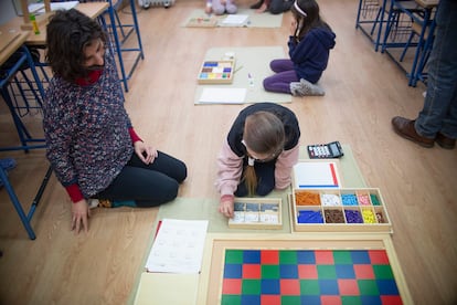 Una alumna opera en clase de matemáticas con el material Montessori, junto a su guía Marina Mestanza. 