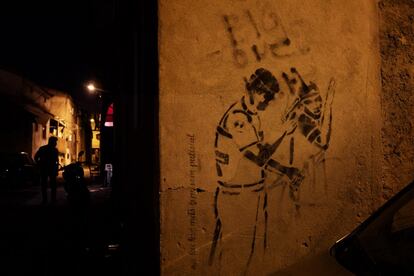 "Ya no queremos opresión por parte de la policía", dice la escritura criolla en el lado izquierdo del mural. En la historia de Cova da Moura, ha habido con frecuencia incidentes de racismo policial contra los habitantes de la zona. En mayo de 2019, la Corte de Sintra sentenció a ocho agentes por violencia perpetrada contra seis jóvenes del barrio.