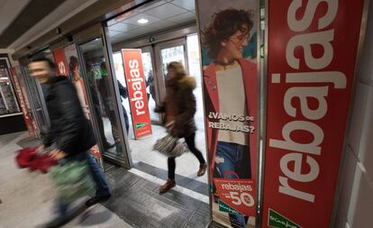 Clientes entran en un centro comercial en las rebajas de enero.